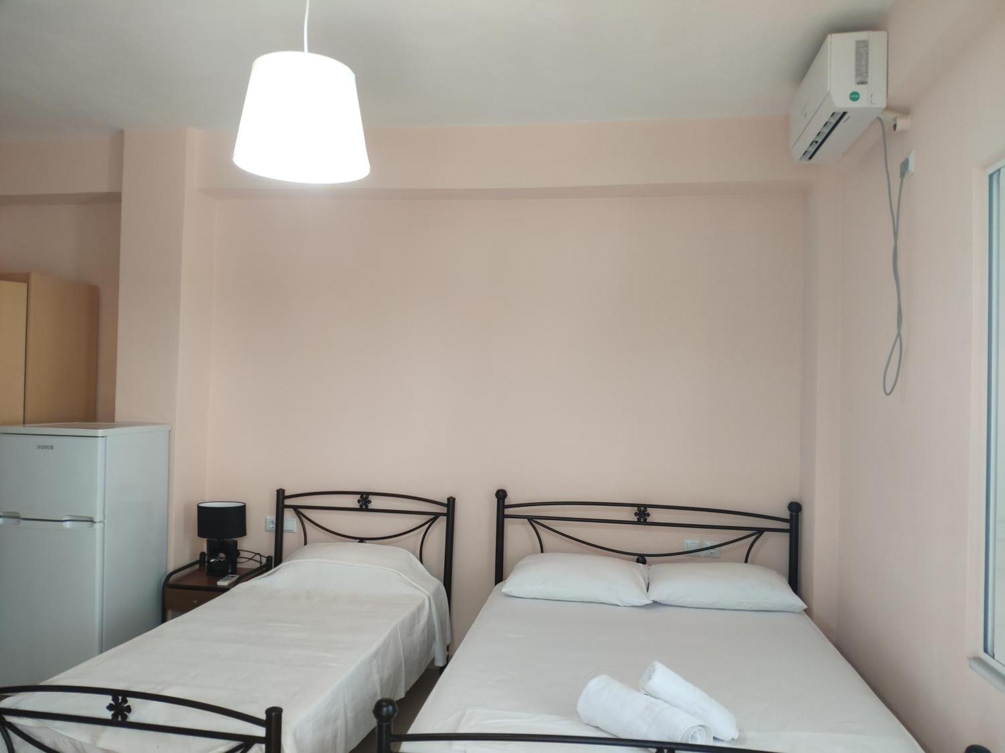 Let Rooms Lukova Екстериор снимка