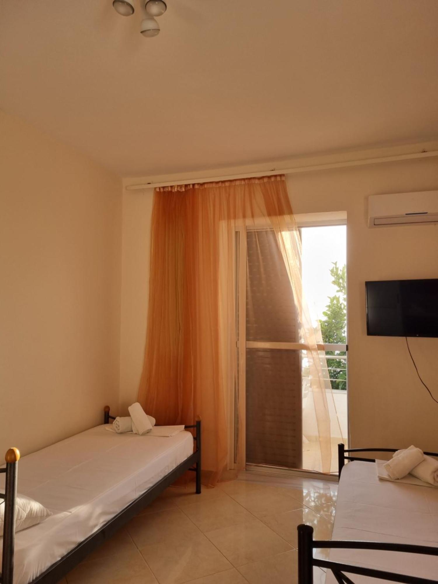 Let Rooms Lukova Екстериор снимка