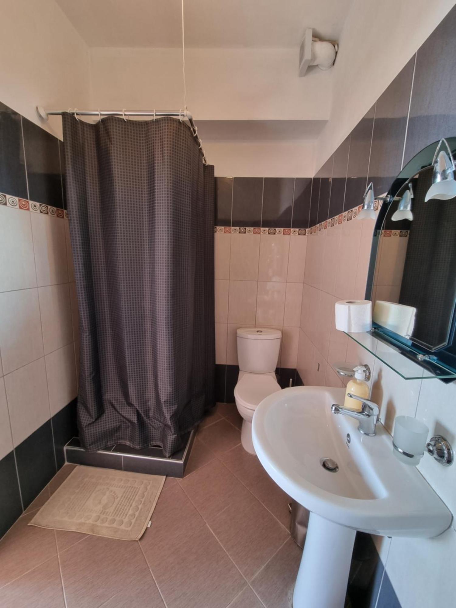 Let Rooms Lukova Екстериор снимка
