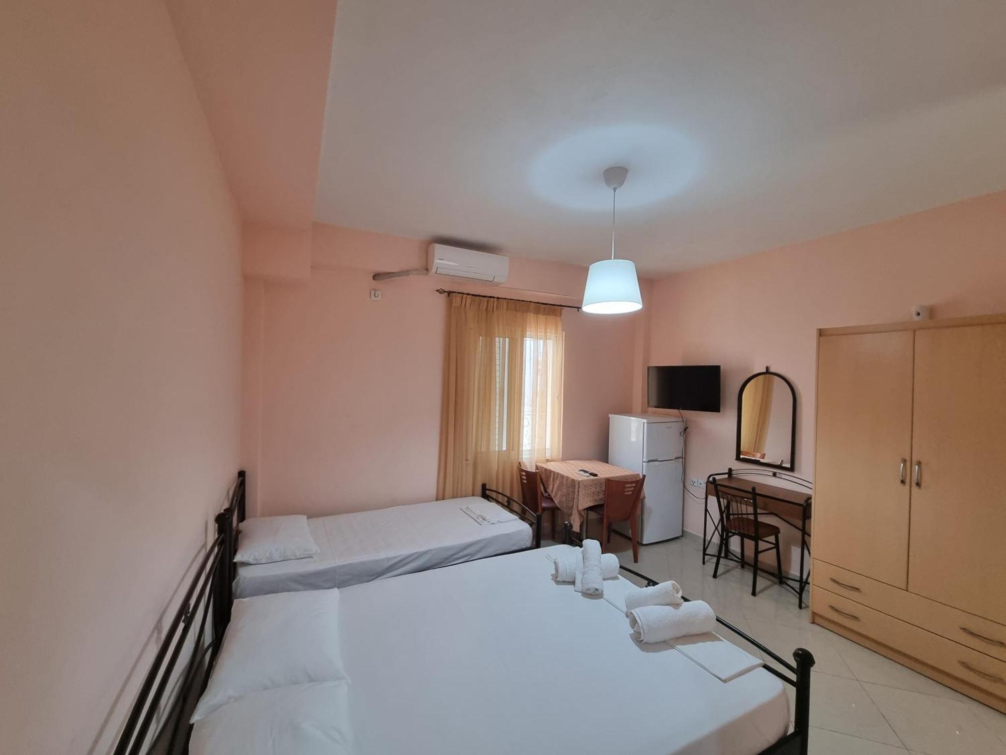 Let Rooms Lukova Екстериор снимка