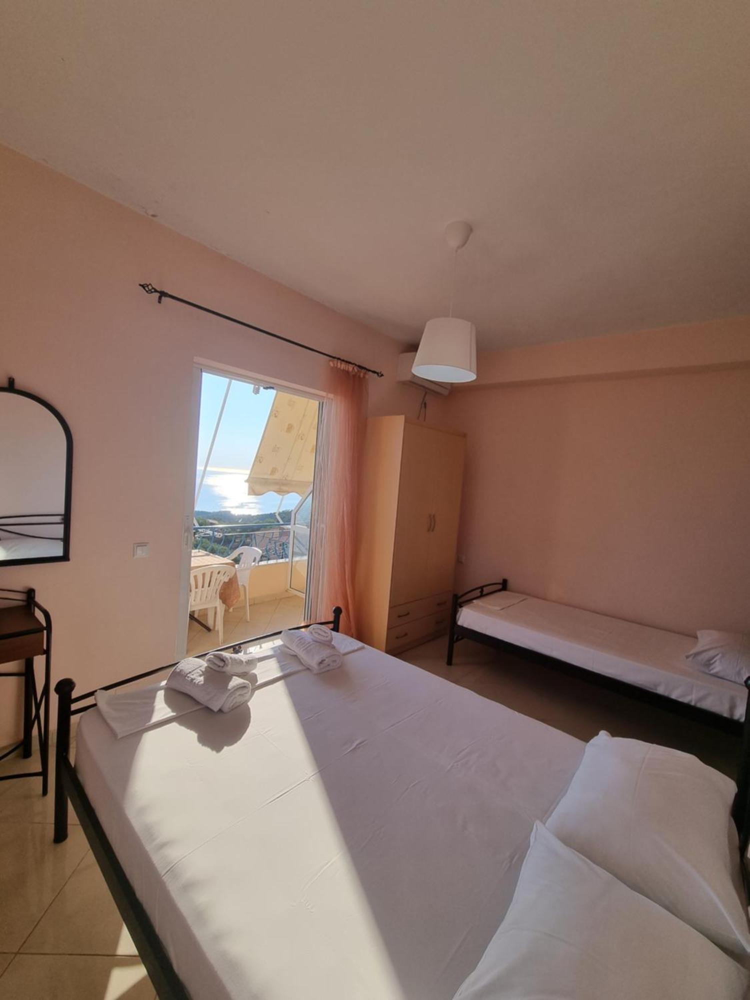 Let Rooms Lukova Екстериор снимка