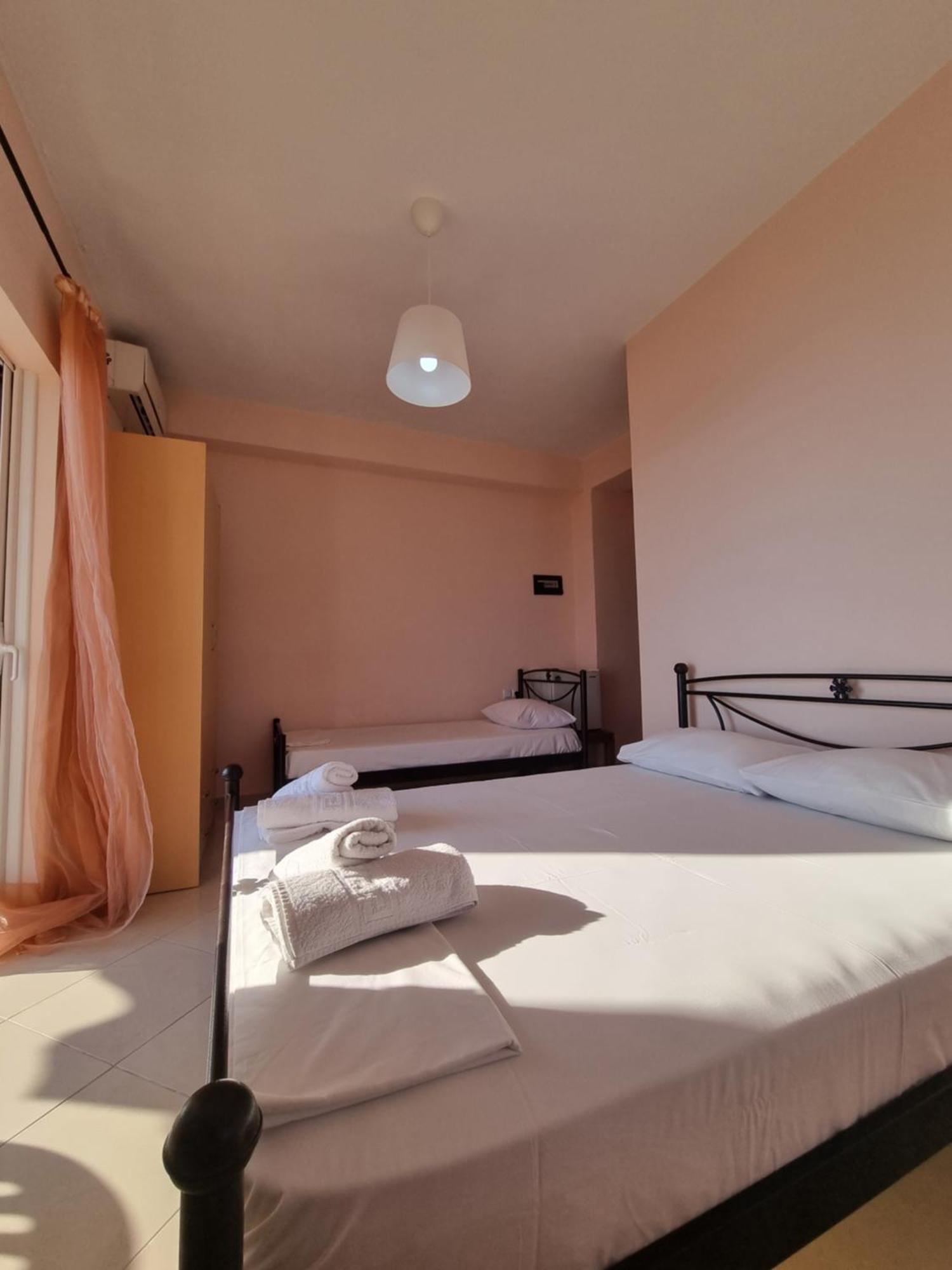 Let Rooms Lukova Екстериор снимка