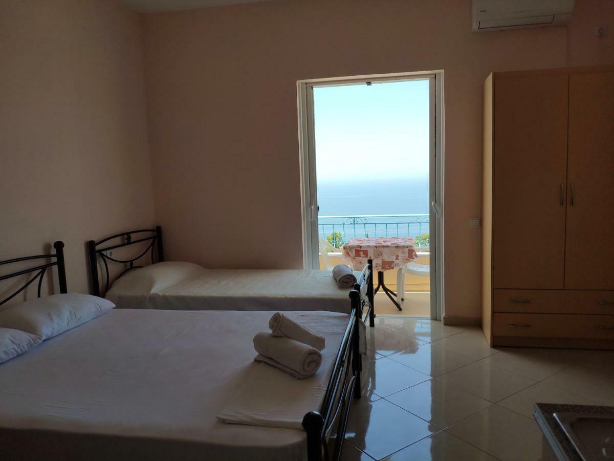 Let Rooms Lukova Екстериор снимка